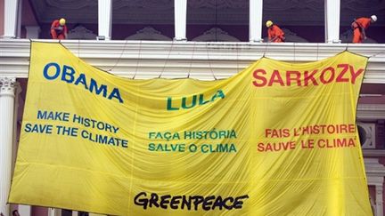 Des militants de Greenpeace déploient une banderole sur l'opéra de Manaus (Brésil) (AFP/ANTONIO SCORZA)