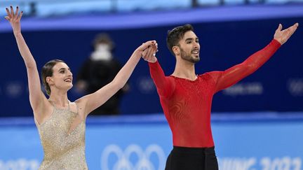 Gabriella Papadakis et Guillaume Cizeron ont remporté la troisième médaille d'or française de ces Jeux olympiques de pékin, lundi 14 février 2022. (WANG ZHAO / AFP)