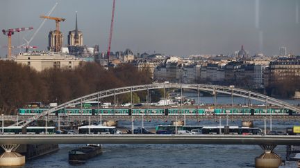 Un métro traverse sur le viaduc d'Austerlitz, à Paris, le 20 mars 2024. (EMMANUEL DUNAND / AFP)