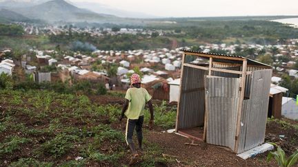 Au Congo, nous n'avons pas de champs, alors nous cultivons du maïs et des tomates sur une petite parcelle de terre», explique Joshua, âgé de 15 ans. Il se dirige vers son abri de fortune dans le camp de réfugiés de Lusenda, qui accueille plus de 30.000 Burundais dans la province du Sud-Kivu, en RDC. Il a fui sa terre natale avec ses parents et ses neuf frères et sœurs.
 (Colin Delfosse/UNHCR       )