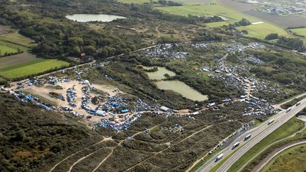 Vue aérienne, prise le 8 octobre 2015, du camp de migrants de Calais, qui abrite 6 000 personnes.&nbsp; (DENIS CHARLET / AFP)