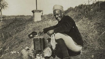 Les photos d’époque présentent les coloniaux comme des êtres gentils et gais. Ce tirailleur sénégalais souriant, qui fait face à l’objectif avec un grand sourire, correspond à l’image d’Epinal diffusée par la fameuse, exotique et caricaturale publicité «Y’a bon Banania». Lieu et date non précisés.
 (Coll. La contemporaine; =source ou opérateur : Cl. Meurisse)