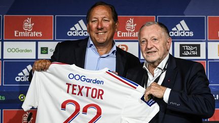 L'homme d'affaires américain John Textor et le président de l'Olympique Lyonnais, Jean-Michel Aulas, en conférence de presse, le 21 juin 2022. (OLIVIER CHASSIGNOLE / AFP)