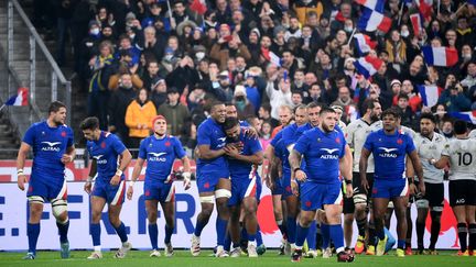 Les joueurs du XV de France célèbrent l'essai de Peato Mauvaka, au Stade de France, le 20 novembre 2021. (FRANCK FIFE / AFP)