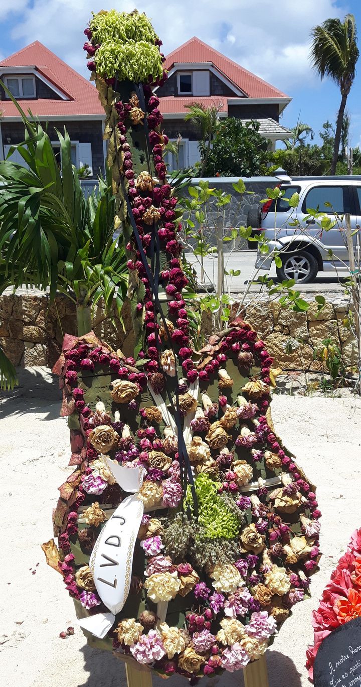 Une gerbe en forme de guitare près de la tombe de Johnny Hallyday à Saint-Barthélemy. (JÉRÔME VAL / RADIO FRANCE)