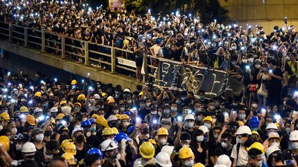 Des manifestants bloquent le quartier général de la police à Hong Kong, le 21 juin 2019. (HECTOR RETAMAL / AFP)