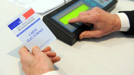 Vote électronique pour le premier tour des départementales, à Brest, le 22 mars 2015.&nbsp; (FRED TANNEAU / AFP)