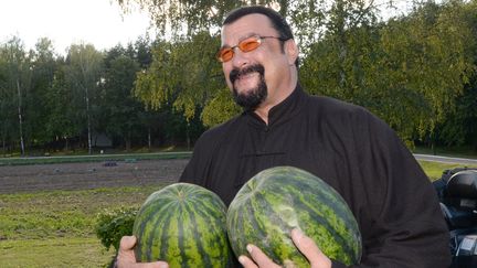 L'acteur américain Steven Seagal quitte le président biélorusse&nbsp;avec deux pastèques, le 24 août 2016, près de Minsk (Biélorussie). (STASEVICH ANDREI  OLEGOVICH / BELTA / AFP)