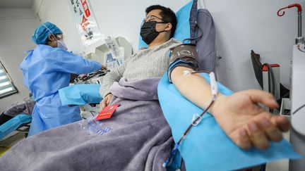 Un patient guéri du coronavirus donne son plasma à Wuhan (Chine), le 18 février 2020. (STR / AFP)