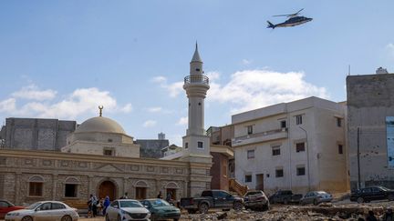 Un hélicoptère survole la ville dévastée de Derna. Photo d'illustration (ABDULLAH DOMA / AFP)