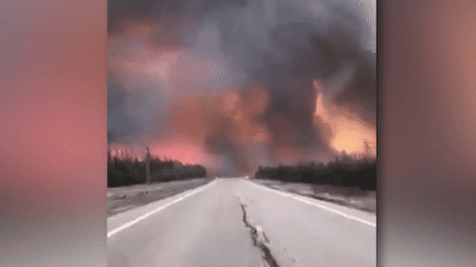 Canada : des milliers de personnes évacuées en raison des "méga-feux" (France 2)