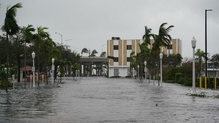 Des inondations causées par le passage de l'ouragan Ian à Fort Myers, en Floride (Etats-Unis), le 28 septembre 2022. (LOKMAN VURAL ELIBOL / ANADOLU AGENCY / AFP)