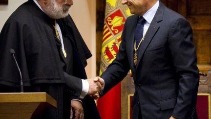 Nicolas Sarkozy, en compagnie du chef du parlement d'Andorre, Josep Dalleres Codina. (IAN LANGSDON / POOL / AFP)