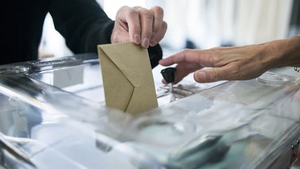 Un homme vote pour les &eacute;lections europ&eacute;ennes &agrave; Saint-Cloud (Hauts-de-Seine), le 25 mai 2014. (FRED DUFOUR / AFP)