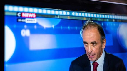 Eric Zemmour sur le plateau de CNews, le 13 septembre 2021, à Paris. (XOSE BOUZAS / HANS LUCAS / AFP)