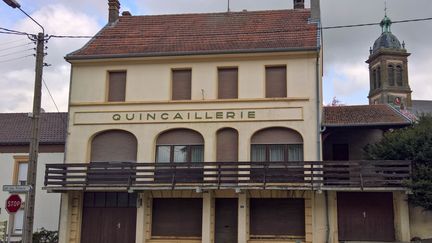 La commune de Waldwisse a perdu de nombreux commerces au fil des ans. Il reste malgré une école et deux boulangeries.&nbsp; (FABIEN MAGNENOU / FRANCEINFO)