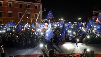 Des manifestants pro-UE manifestent, le 10 octobre 2021, à Varsovie. (WOJTEK RADWANSKI / AFP)