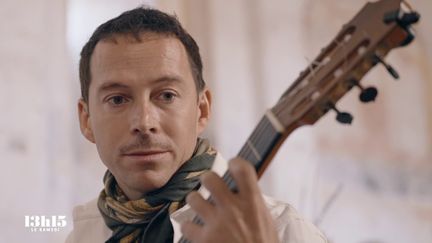 VIDEO. "C'est comme une dégustation de grand cru, on essaie de trouver les meilleures saveurs" : le guitariste Thibault Cauvin raconte l'enregistrement de son 10e album dans une chapelle du XIIe siècle (CAPTURE ECRAN / 13H15 LE SAMEDI / FRANCE 2)