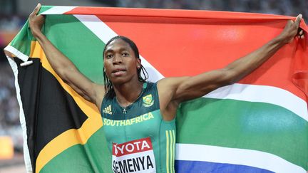 Caster Semenya fête son titre sur 800 mètres aux Mondiaux de Londres (Royaume-Uni), le 13 août 2017. (ULRIK PEDERSEN / NURPHOTO / AFP)