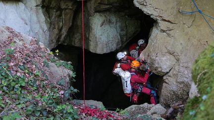 Les secours interviennent dans le gouffre de Vauvougier, à Malbrans (Doubs), le 8 mai 2021, après qu'un&nbsp;spéléologue a fait une chute. (MAXPPP)