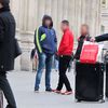 Des jeunes mineurs roumains prostitu&eacute;s en attente de clients sur le parvis de la gare du Nord &agrave; Paris, le 18 novembre 2013. (SALOME LEGRAND / FRANCETV INFO)