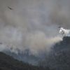 Des avions interviennent sur les incendies qui touchent l'île de Rhodes, en Grèce, le 24 juillet 2023. (SPYROS BAKALIS / AFP)