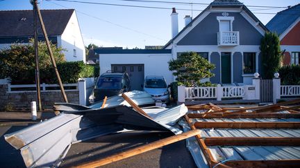 Le toit d'un lycée s'est décroché et&nbsp;a été emporté par la tempête Alex à Vannes (Morbihan), le vendredi 2 octobre 2020. (LOIC VENANCE / AFP)