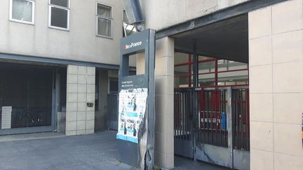 La grille d'entrée du lycée Suger de Saint-Denis. (Radio France / Rémi Brancato)