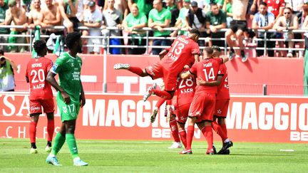 Les Dijonnais célèbrent leur deuxième but face à Saint-Etienne, lors de la 1ere journée de Ligue 2, samedi 30 juillet 2022. (CHARLY JURINE PRO via MAXPPP)