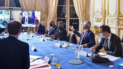 Face à Jean Castex en visioconférence, des élus de Guadeloupe et des ministres assistent à une réunion de crise, à Matignon, le 22 novembre 2021 à Paris. (JULIEN DE ROSA / AFP)