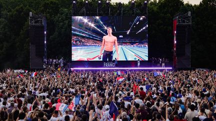 La foule acclame Léon Marchand lors de sa victoire sur le 200 m 4 nages individuel lors des Jeux olympiques de Paris, le 2 août 2024, au Club France. (THIBAUD MORITZ / AFP)