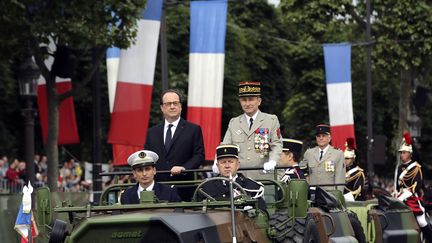 Le président de la République, François Hollande, et Pierre de Villiers,&nbsp;chef d'état-major des armées, lors du défilé militaire, le 14 juillet 2015.&nbsp; (THIBAULT CAMUS / POOL)