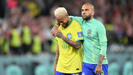 Les larmes de Neymar. La star brésilienne est consolée par le vétéran Dani Alves (39 ans) après l'élimination de la Seleçao contre la Croatie (1-1, 4-2 t.a.b), le 9 décembre 2022, en quarts de finale de la Coupe du monde. (ROBERT MICHAEL / AFP)