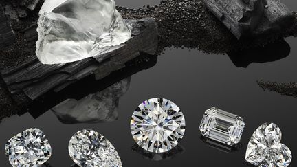 Chez Chopard, le Queen of Kalahari, diamant de 342 carats, qui cumule une couleur D, la plus belle, et une pureté de grade F (Flawless) est à l'origine d'une parure précieuse. "Il s’agit d’une pierre tout à fait exceptionnelle mais nous ne voulions pas la traiter comme un simple trophée. Nous souhaitions lui offrir un destin à sa mesure", explique Caroline Scheufele. Ce diamant de 342 carats a donné naissance à 23 diamants - dont 5 d'une taille supérieure à 20 carats. Ici chacune des principales tailles de pierre est représentée : coussin, brillant, cœur, émeraude, poire. Le Jardin de Kalahari est composé de six bijoux. La collection, qui à elle seule représente près d’une année de travail, est tissée autour de l’idée d’une dentelle joaillière, telle une guipure de diamants ajourée par la lumière. Pionnière du développement durable dans le domaine de la joaillerie, la co-présidente de Chopard a encouragé la mine de Karowe au Bostwana à rejoindre le nombre croissant de fournisseurs Chopard à s’engager auprès des critères de validation indépendants du Green Carpet Challenge promu par Eco-Age, reflètant les meilleures pratiques en termes de justice environnementale et sociale. 
 (Chopard haute joaillerie)