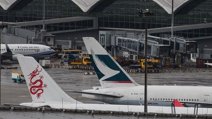 Des avions sur le tarmac de l'aéroport de Hong Kong (Chine), le 17 août 2016. (ANTHONY WALLACE / AFP)