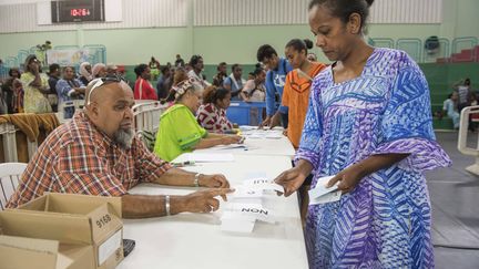 Une femme vote pour le référendum sur l'indépendance de la Nouvelle-Calédonie, le 4 octobre 2020. (MATHURIN DEREL/AP/SIPA)