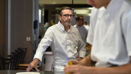 Le chef trois étoiles Sébastien Bras a obtenu le retrait de ses étoiles Michelin. Ci-contre, Sébastien Bras dans son restaurant Le Suquet, le 21 septembre 2017. (REMY GABALDA / AFP)