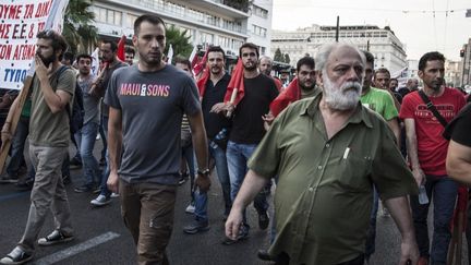 Des manifestants anti-aust&eacute;rit&eacute; d&eacute;filent dans les rues d'Ath&egrave;nes, pr&egrave;s de la place Syntagma, le 11 juillet 2015. (SANDRO MADDALENA / NURPHOTO / AFP)