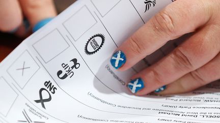 Une personne s'occupe du d&eacute;pouillement des bulletins lors des l&eacute;gislatives britanniques &agrave; Aberdeen (Ecosse), le&nbsp;7 mai 2015.&nbsp; (CATHAL MCNAUGHTON / REUTERS )