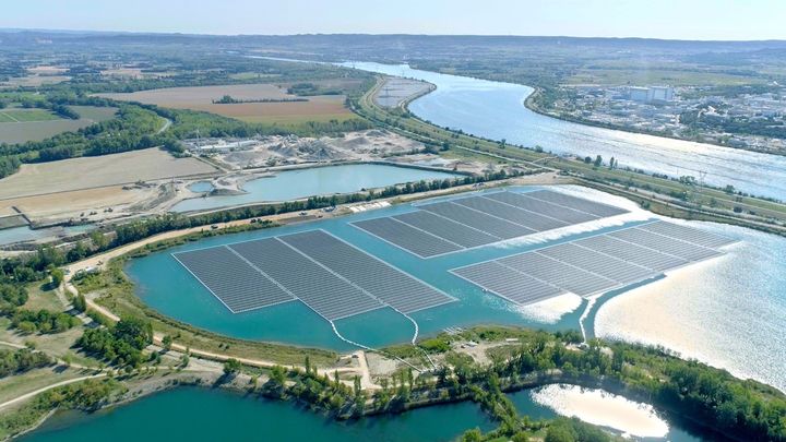 La centrale de solaire flottant OMEGA 1, située à Piolenc (84). (AKUO ENERGY)