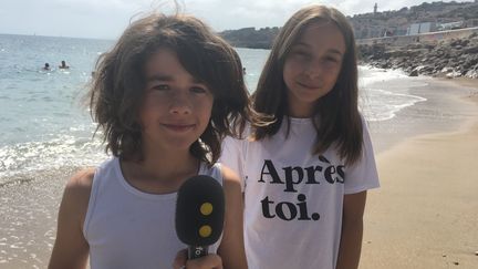 Nos deux mômes trotteurs Sétois, Samuel et Albertine sur la plage du mole. (INGRID POHU / RADIO FRANCE)