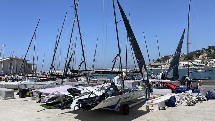 Sur la marina du Roucas-Blanc, à Marseille, les athlètes font les derniers réglages sur leurs bateaux avant le test event de voile, samedi 8 juillet 2023. (Clément Mariotti Pons)