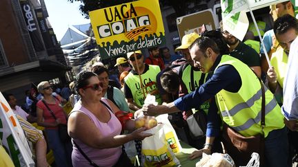 La Coordination des organisations d'agriculteurs et d'&eacute;leveurs (COAG) partage fruits et l&eacute;gumes avec la population de Madrid le 5 septembre 2014 (PIERRE-PHILIPPE MARCOU / AFP)