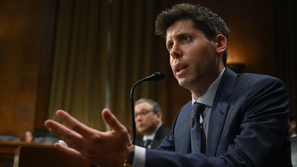 Samuel Altman, le patron d'OpenAI, témoigne devant une commission parlementaire américaine, à Washington DC (Etats-Unis), le 16 mai 2023. (ANDREW CABALLERO-REYNOLDS / AFP)