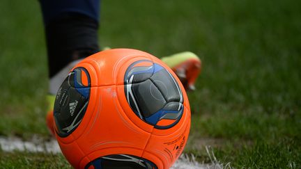 Un ballon de football lors d'un match entre Lens et Valenciennes, le 12 avril 2014, &agrave; Villeneuve-d'Ascq (Nord). (DENIS CHARLET / AFP)