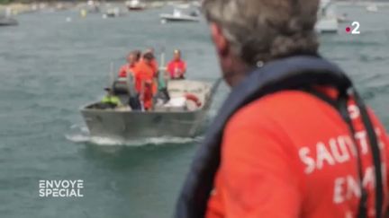 "On fait souvent le parallèle avec les pompiers, mais nous on touche... zéro" : pour ce sauveteur en mer, le modèle de la SNSM "a fait son temps" (ENVOYÉ SPÉCIAL  / FRANCE 2)