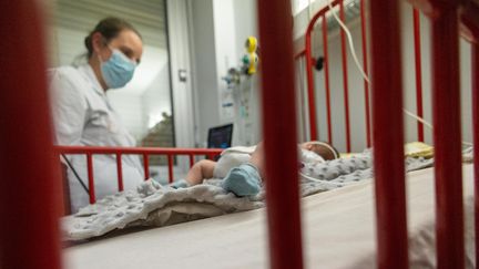 Margaux, nourrisson de 24 jours, atteinte de bronchiolite, prise en charge dans le service pédiatrie du CHU de Poitiers, le 21 novembre 2022. (MATHIEU HERDUIN MHERDUIN / MAXPPP)