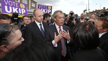 Nigel Farage, le dirigeant du&nbsp;Parti pour l'ind&eacute;pendance du Royaume-Uni (Ukip), parle avec ses soutiens, le 23 mai 2014, deux jours avant le r&eacute;sultat des &eacute;lections europ&eacute;ennes.&nbsp; (SUZANNE PLUNKETT / REUTERS)