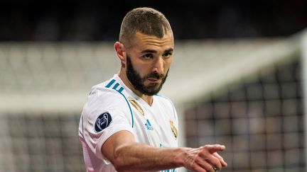 Le footballeur Karim Benzema avec le maillot de son club, le Real Madrid. (RODRIGO JIMENEZ/MAXPPP)