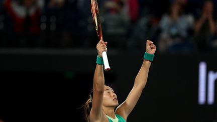 Qinwen Zheng s'est qualifiée pour la première finale de Grand Chelem de sa carrière en disposant de Dayana Yastremska, jeudi 25 janvier 2024 à Melbourne. (MARTIN KEEP / AFP)